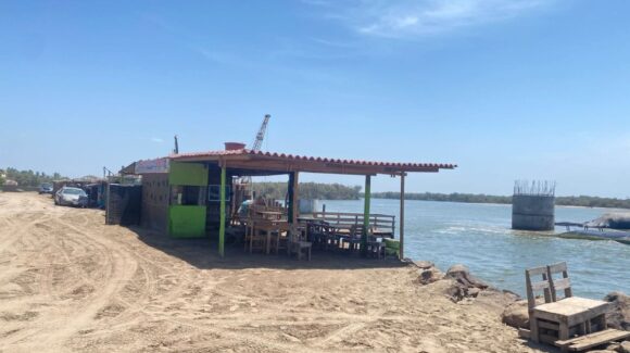 El mar “manda señales”: restauranteros de Las Glorias, Guasave, prevén temporada de fuertes mareas; llaman a ordenar desarrollo costero