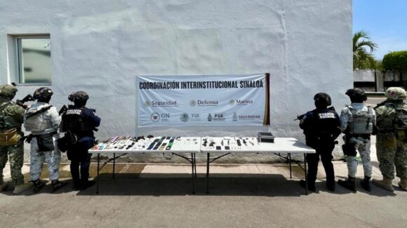 Aseguran equipos de comunicación, presunta droga, cartuchos y objetos punzocortantes en el penal de Aguaruto, Culiacán, Sinaloa