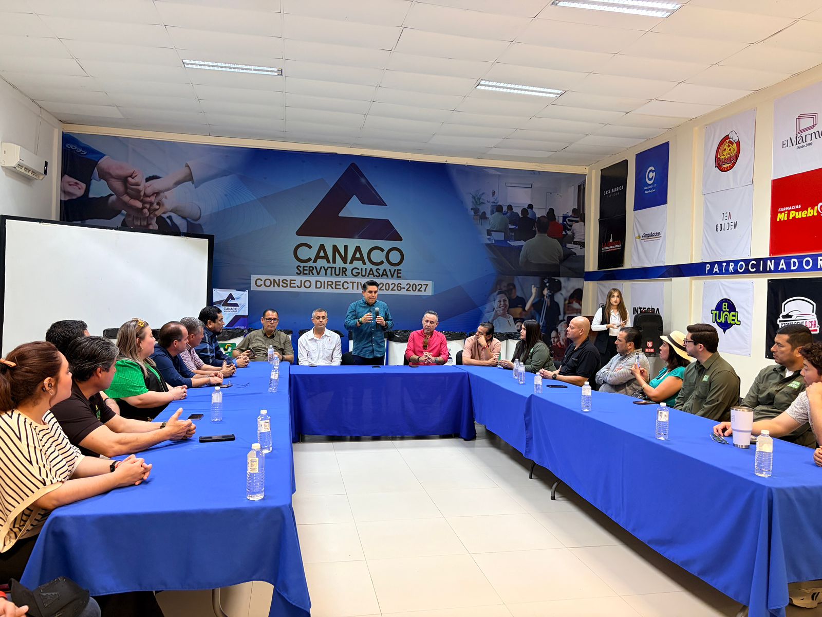 Ricardo Madrid Pérez sostuvo un encuentro con integrantes de Canaco Servytur Guasave