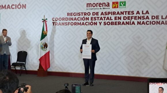¡Con todo y banda sinaloense! Ricardo Madrid se registra por la coordinación de defensa de la 4T en Sinaloa