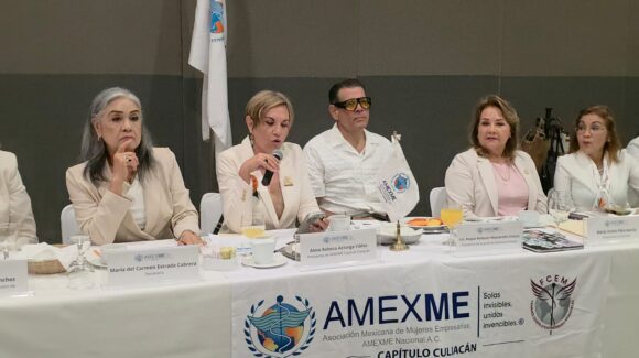 Roque Mascareño comparte la importancia del uso de la inteligencia artificial con empresarias de Culiacán