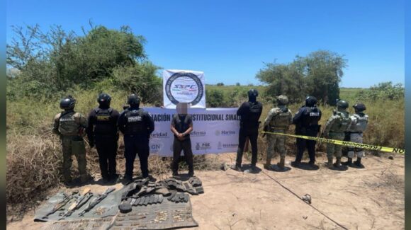 ¡Tratan de huir y vuelcan! Tres detenidos, dos de ellos heridos, armas y municiones, el saldo de persecución en Villamoros, Navolato