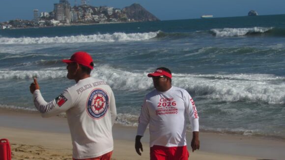 Salvavidas rescatan a tres personas en playas y hotel de la Zona Dorada de Mazatlán, Sinaloa