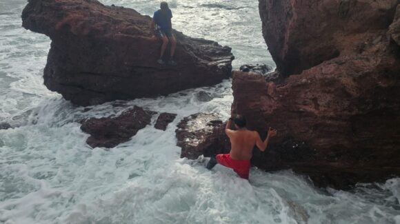 Rescatan a cuatro personas del mar en Mazatlán, Sinaloa; uno fue remitido ante el juez cívico por desacatar advertencias