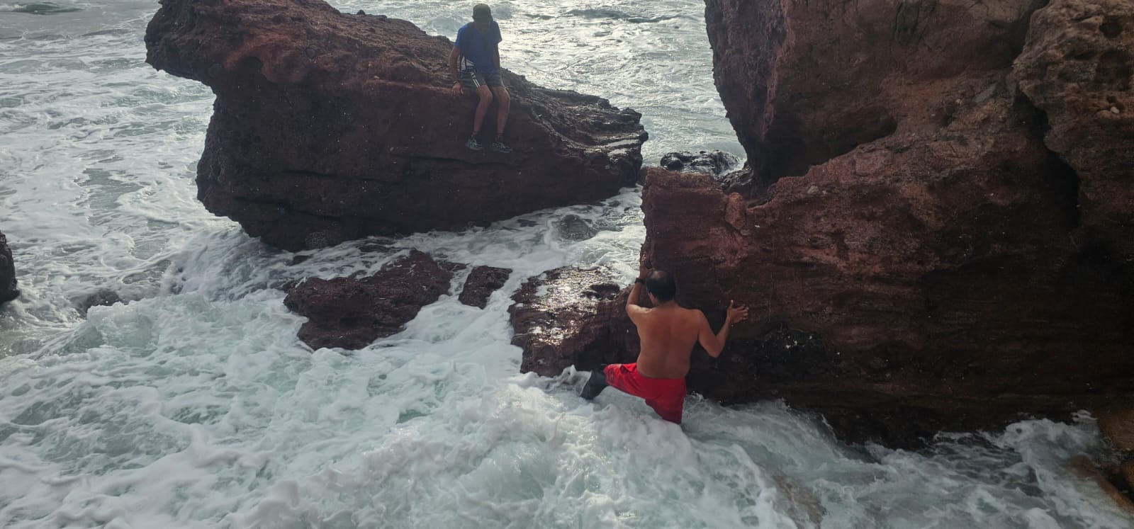 Salvavidas rescatan a cuatro personas de playas en Mazatlán