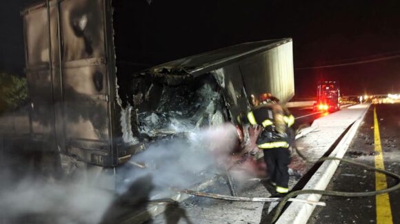 Arde caja de tráiler en la Mazatlán-Culiacán; rápida acción del chofer evita mayores pérdidas