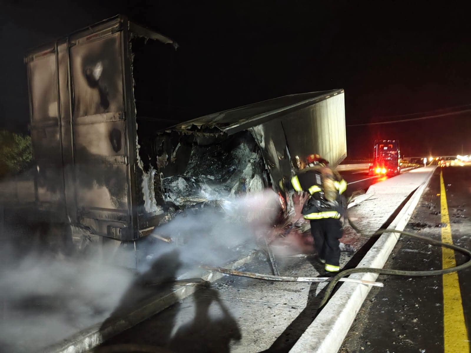 Arde caja de tráiler en la Mazatlán-Culiacán