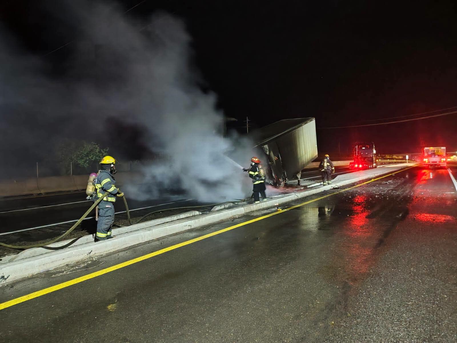 Arde caja de tráiler en la Mazatlán-Culiacán