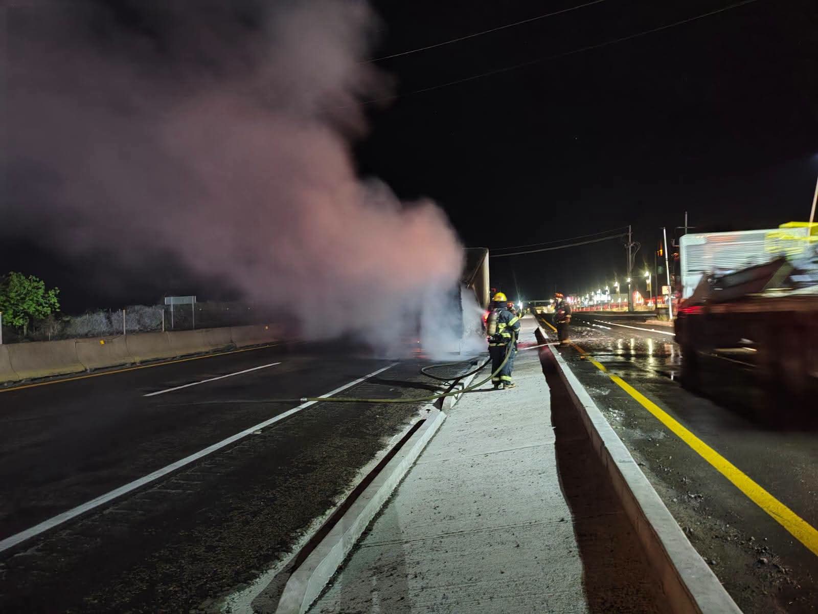 Arde caja de tráiler en la Mazatlán-Culiacán
