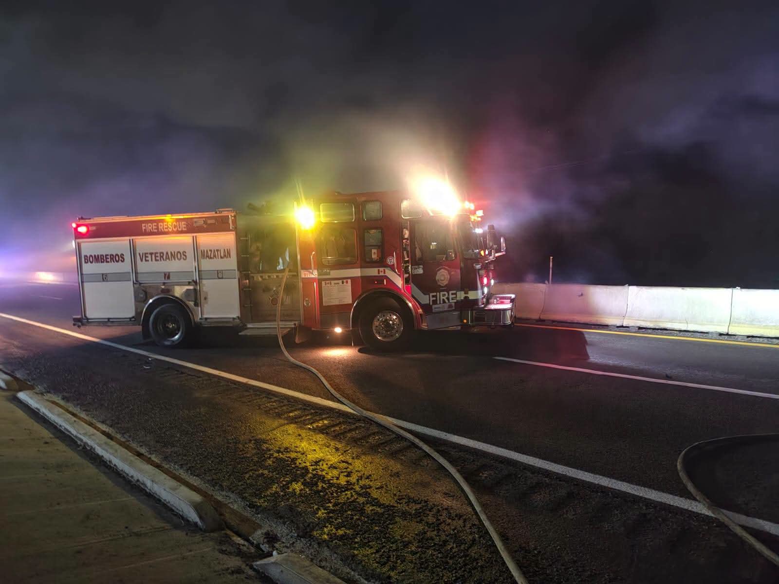 Arde caja de tráiler en la Mazatlán-Culiacán