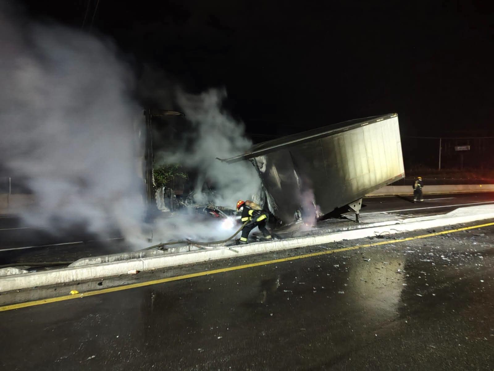 Arde caja de tráiler en la Mazatlán-Culiacán