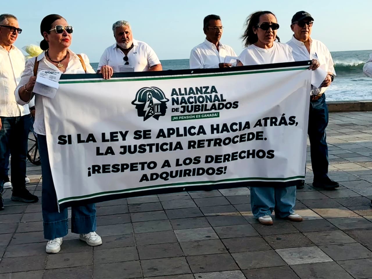 Jubilados se manifiestan en Mazatlán contra la reforma que prohíbe las pensiones doradas