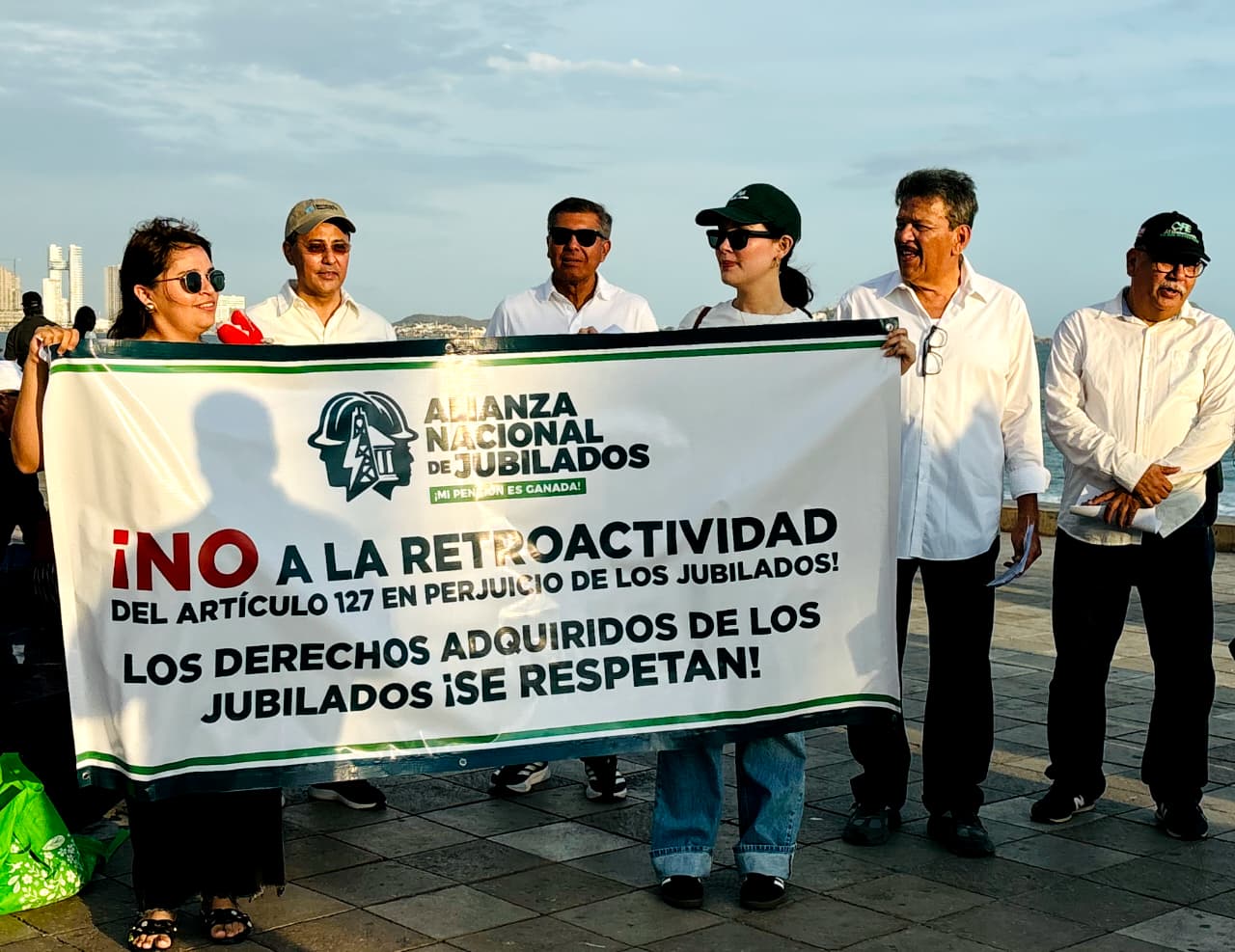 Jubilados se manifiestan en Mazatlán contra la reforma que prohíbe las pensiones doradas