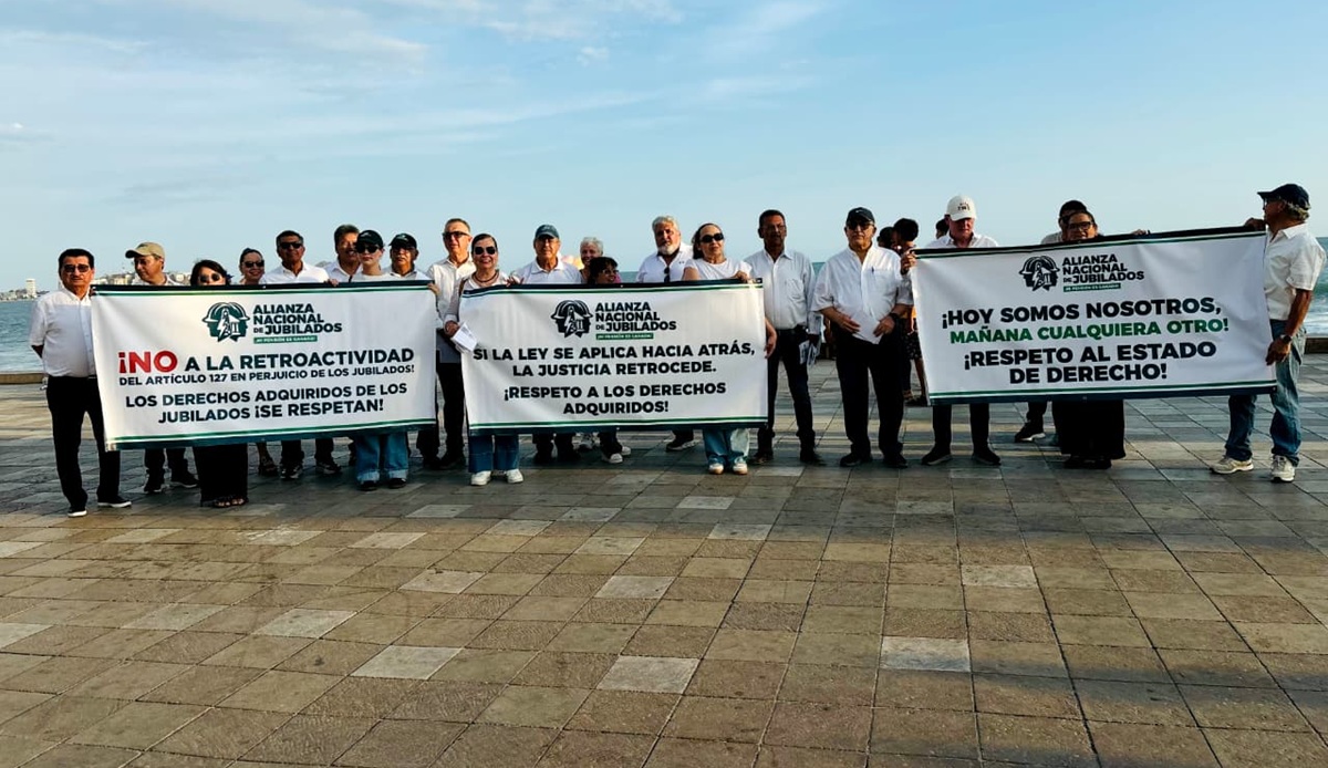 Jubilados se manifiestan en Mazatlán contra la reforma que prohíbe las pensiones doradas