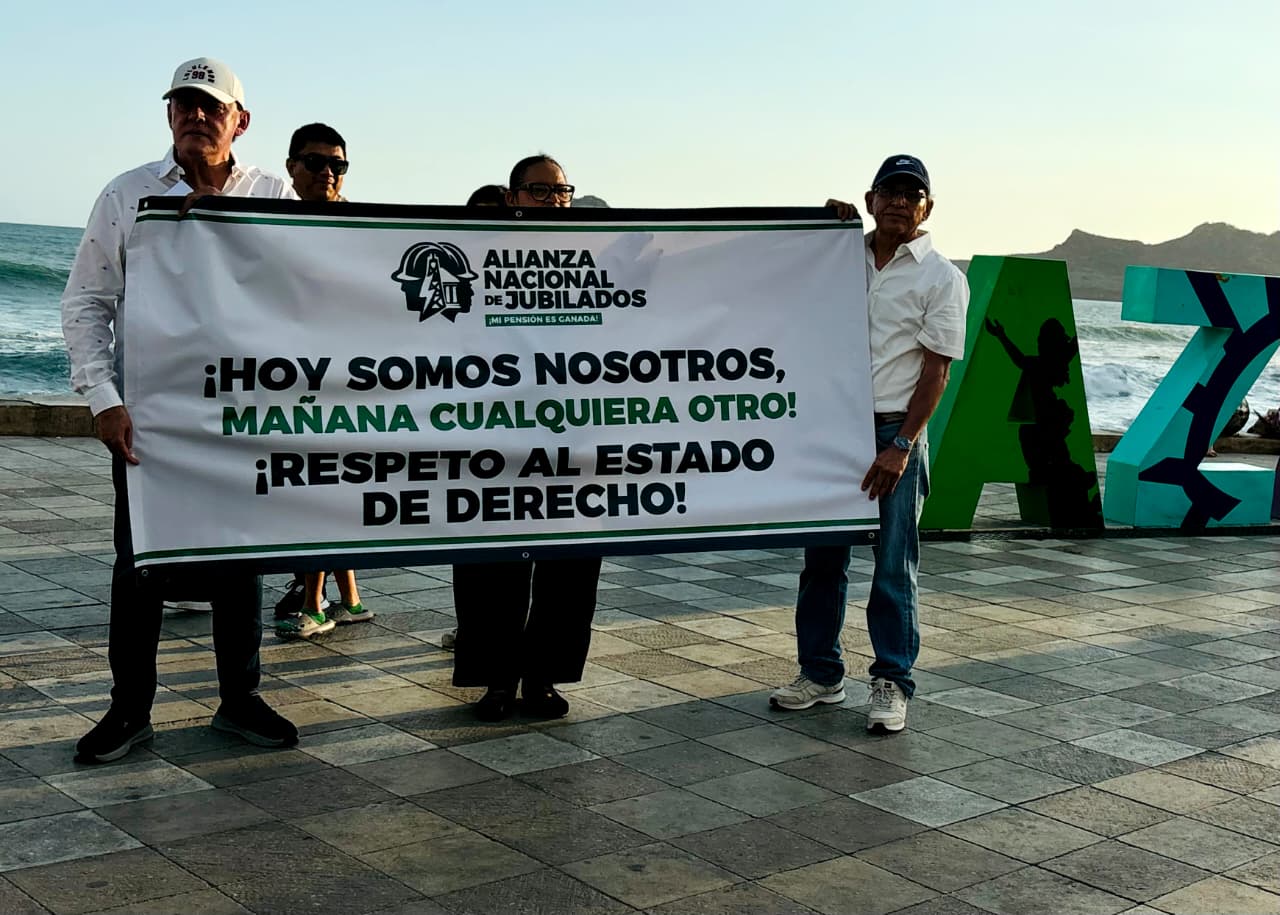 Jubilados se manifiestan en Mazatlán contra la reforma que prohíbe las pensiones doradas