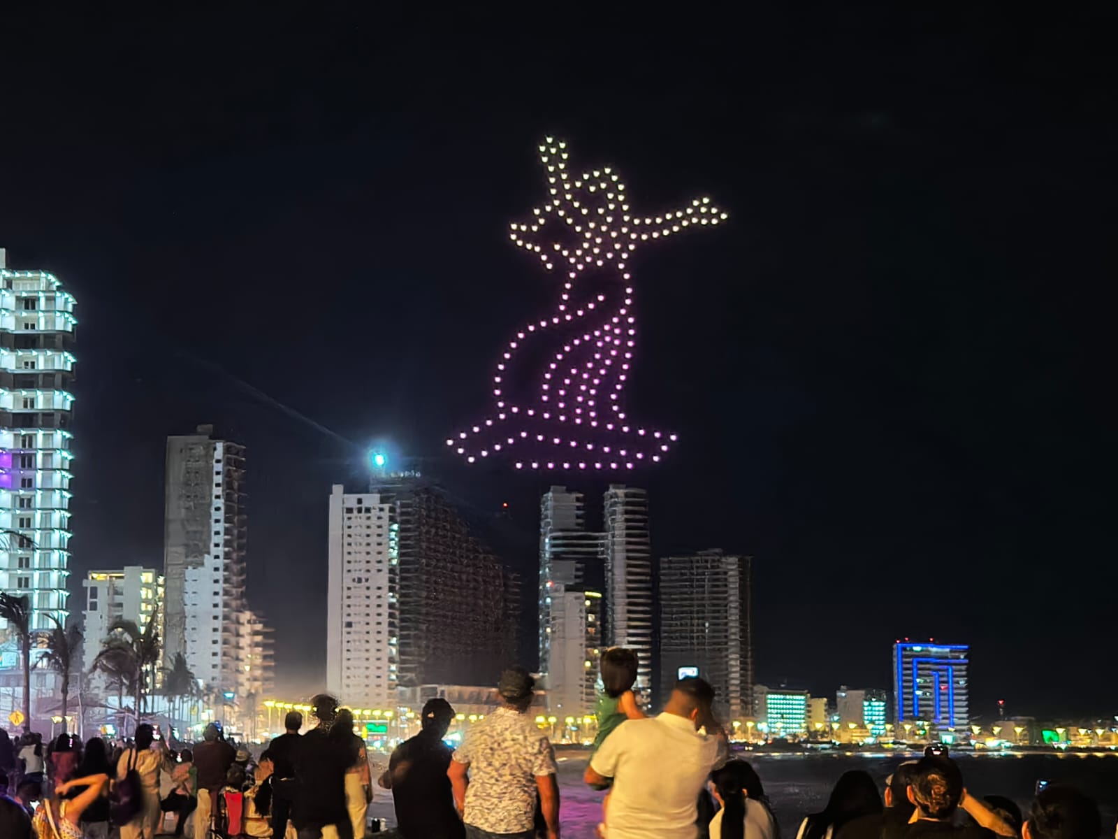 Show de luces por el Día del Padre en Mazatlán