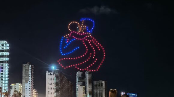 El Encanto Desarrollos ilumina el Malecón de Mazatlán, Sinaloa, con espectáculo de drones por el Día del Padre