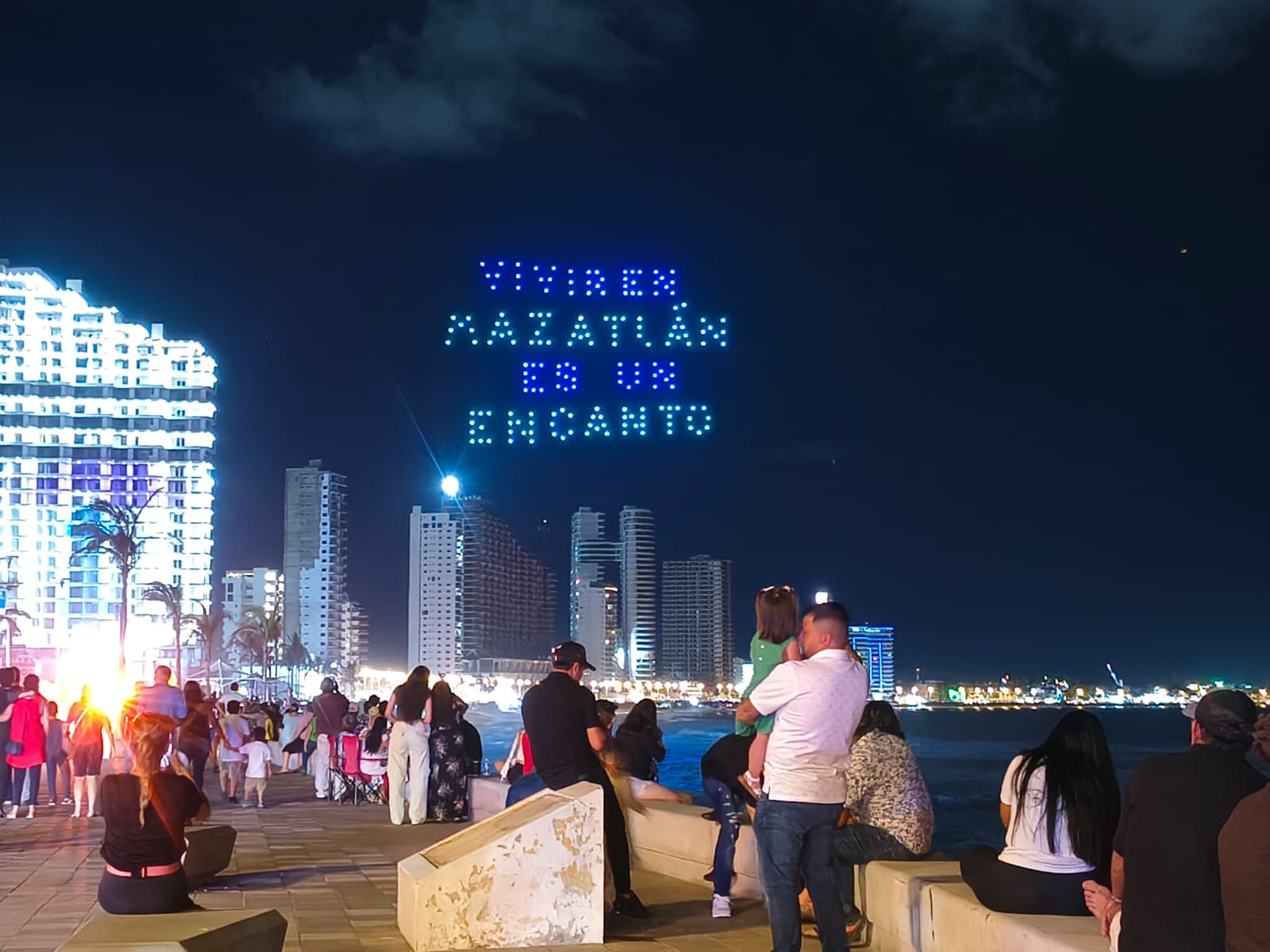 Show de luces por el Día del Padre en Mazatlán