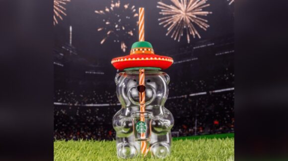 ¡Para los coleccionistas o aficionados! El oso mundialista de Starbucks, salta a la cancha con colorido sombrero