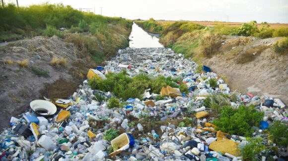 Impresionante tapón de basura impide que fluya el agua en el dren Mochicahui en Los Mochis, Sinaloa