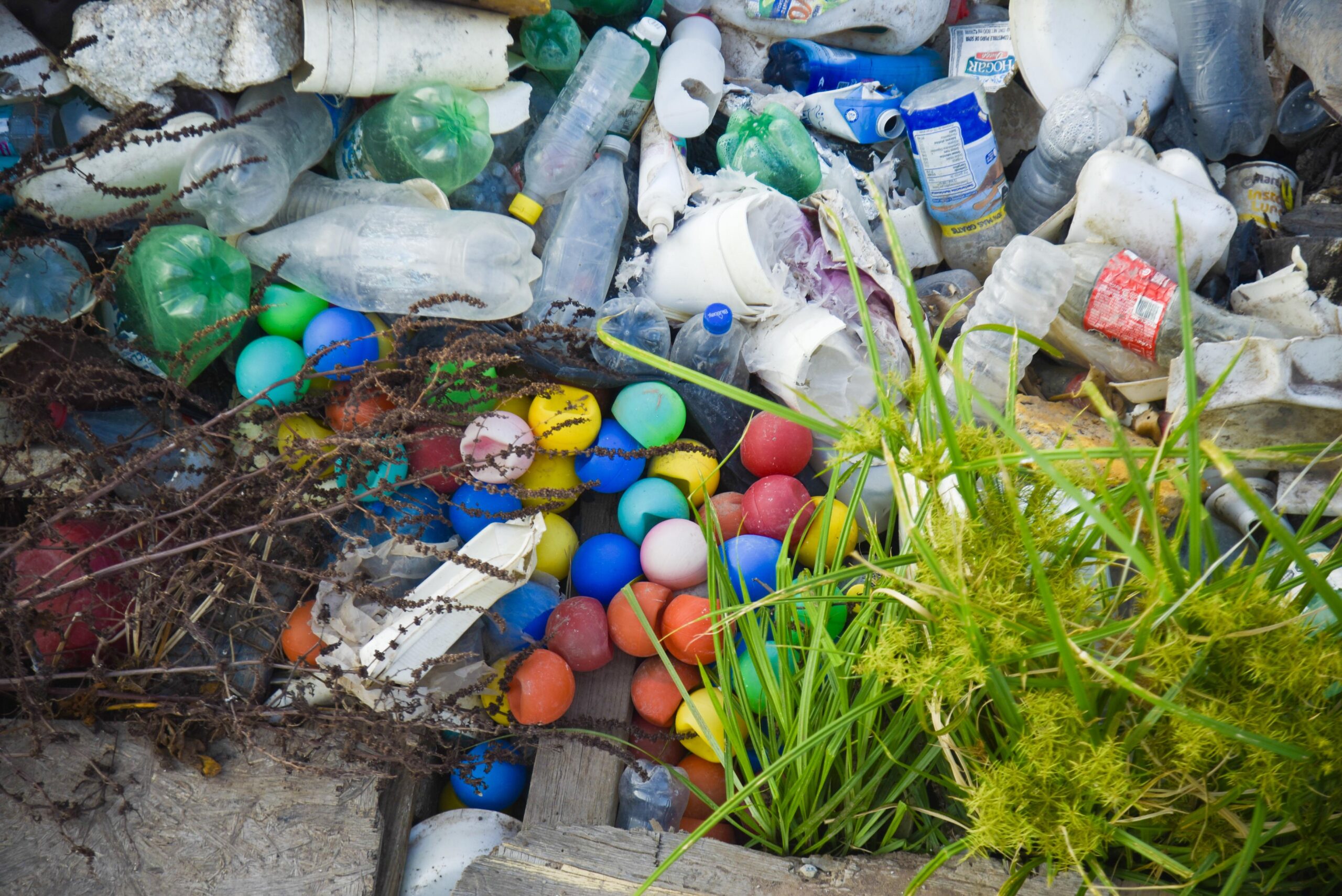 Tapón de basura en dren Mochicahui, en Los Mochis