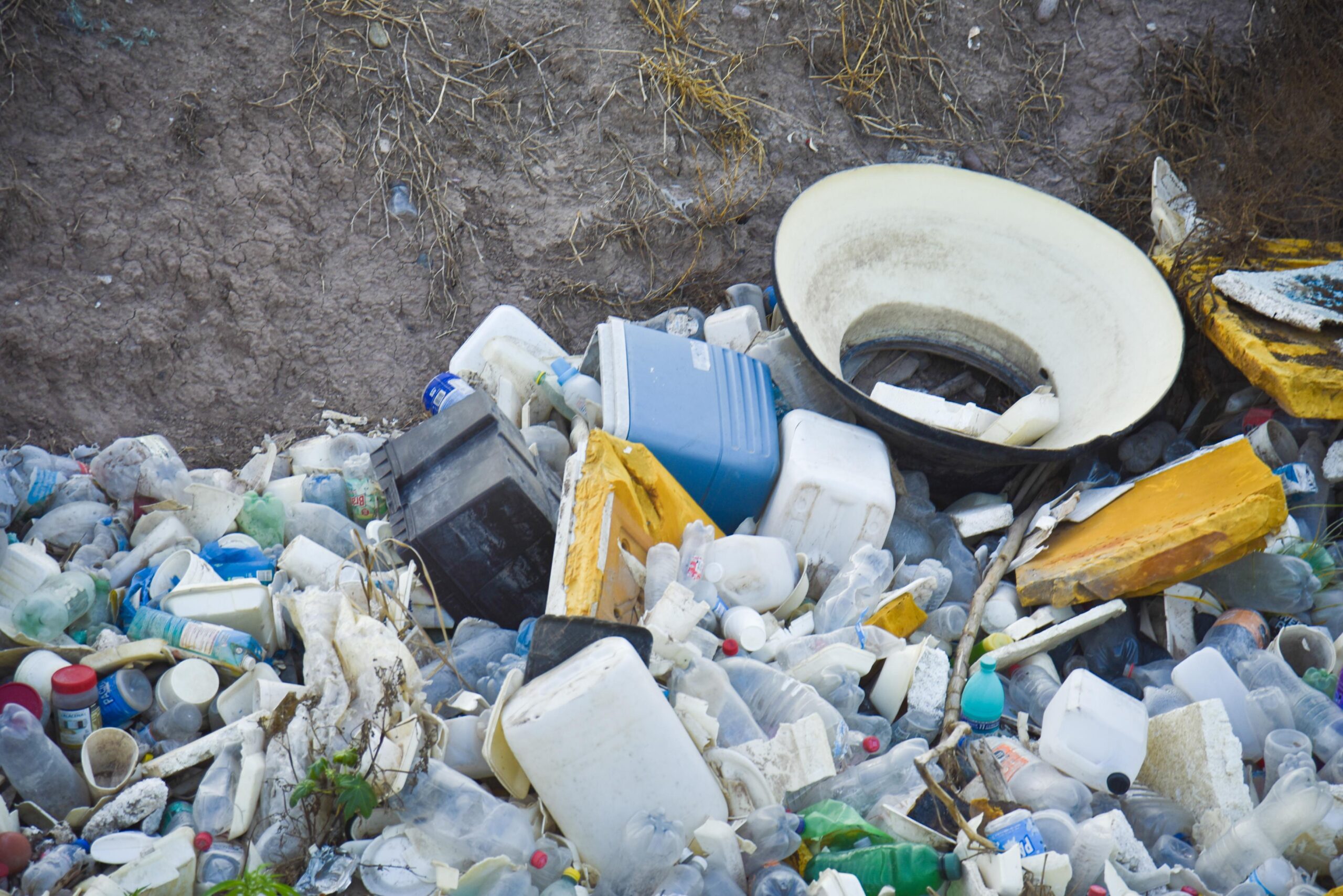 Tapón de basura en dren Mochicahui, en Los Mochis