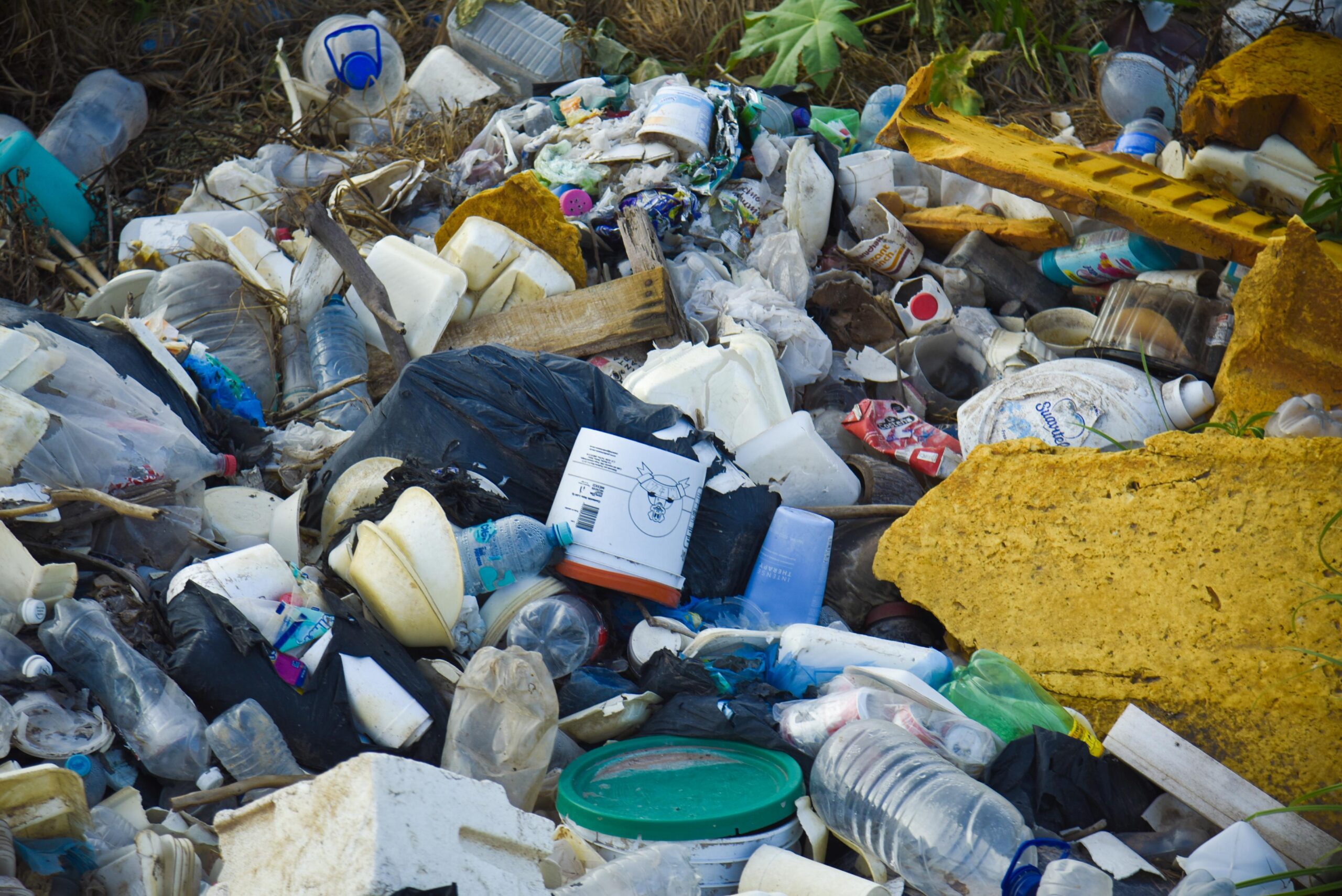 Tapón de basura en dren Mochicahui, en Los Mochis