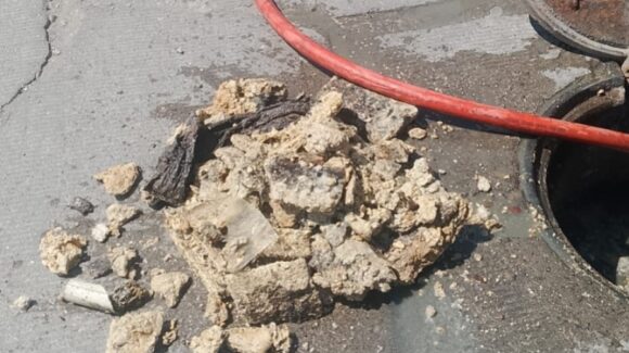 Grasas en el drenaje provocan derrame de aguas residuales en Villa Florida de Mazatlán, Sinaloa