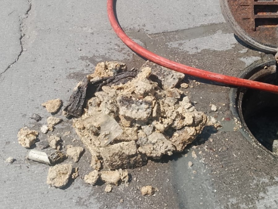 Taponamiento de grasa en drenaje de Mazatlán
