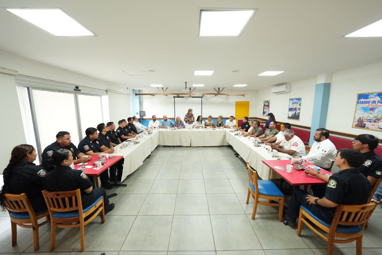Tere Guerra sostiene reunión con bomberos del sur de Sinaloa