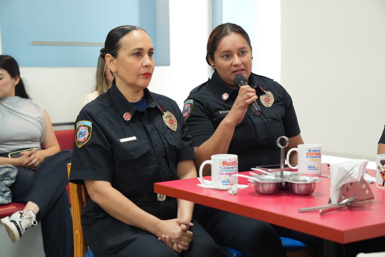 Tere Guerra sostiene reunión con bomberos del sur de Sinaloa