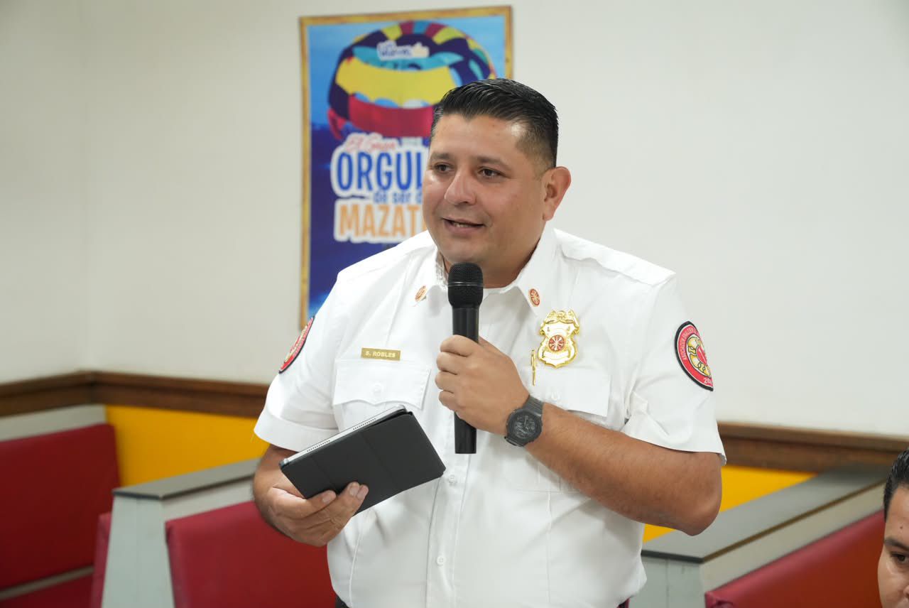 Tere Guerra sostiene reunión con bomberos del sur de Sinaloa