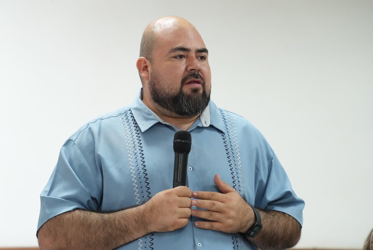 Tere Guerra sostiene reunión con bomberos del sur de Sinaloa