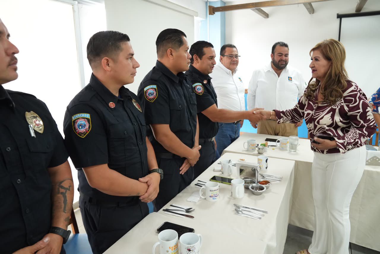 Tere Guerra sostiene reunión con bomberos del sur de Sinaloa