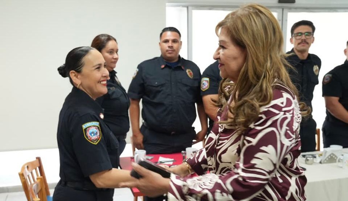 Tere Guerra sostiene reunión con bomberos del sur de Sinaloa