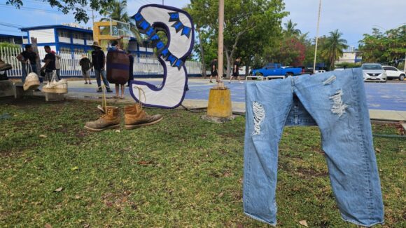 Con pastel, piñata y un ‘tendedero de la indignación’, trabajadores de la UAS protestan por tres años sin uniformes en Mazatlán, Sinaloa
