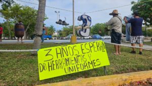 trabajadores de la uas protestan por tres años sin uniformes en mazatlan aniversario