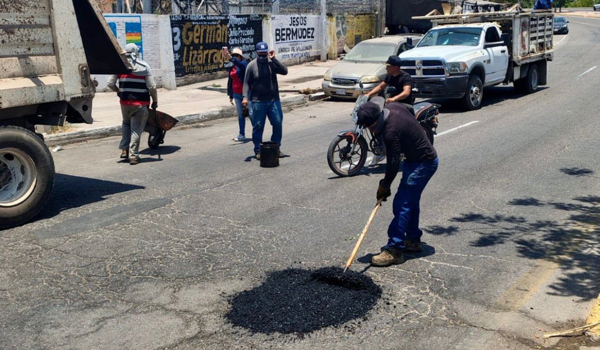Trabajos de bacheo en Mazatlán