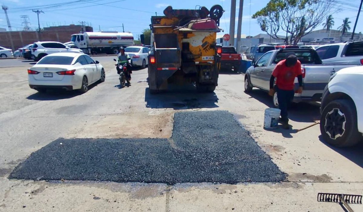 Trabajos de bacheo en Mazatlán