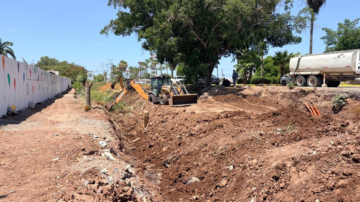 Trabajos en dren cañero colindante con San Fernando, en Los Mochis