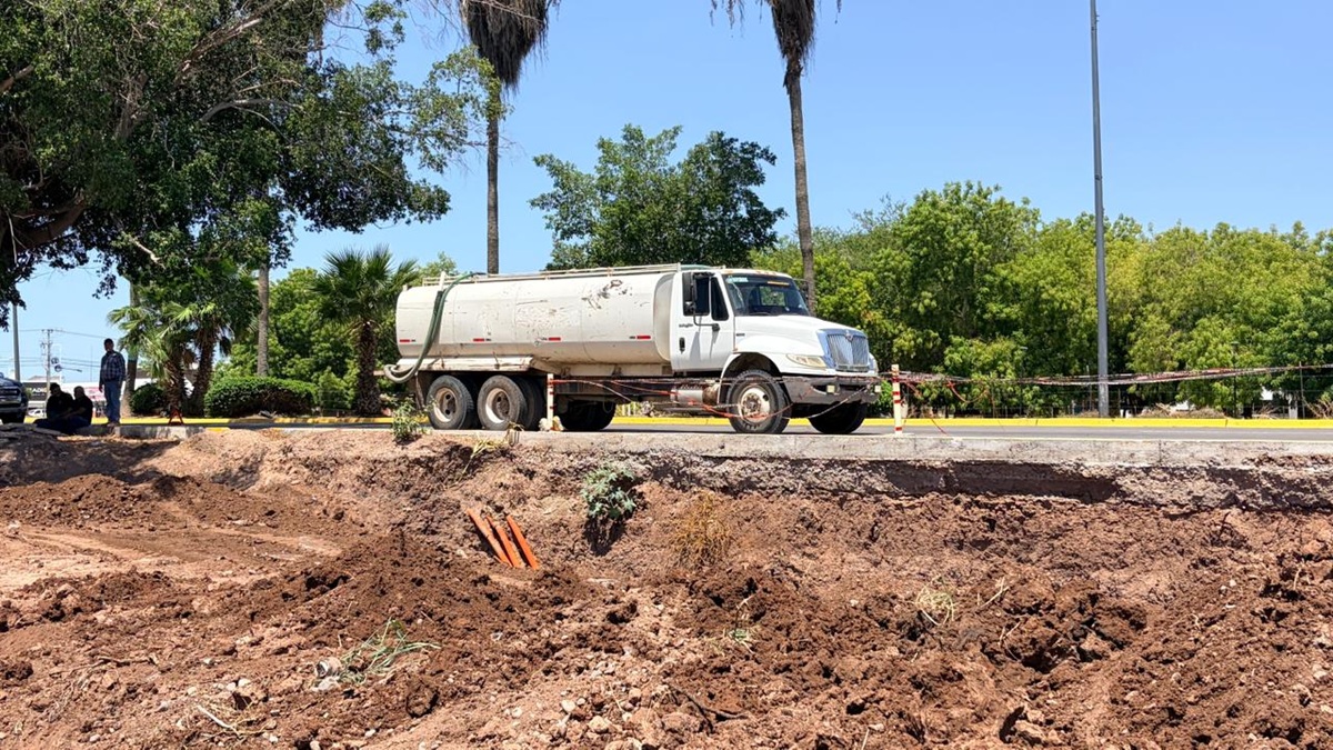 Trabajos en dren cañero colindante con San Fernando, en Los Mochis