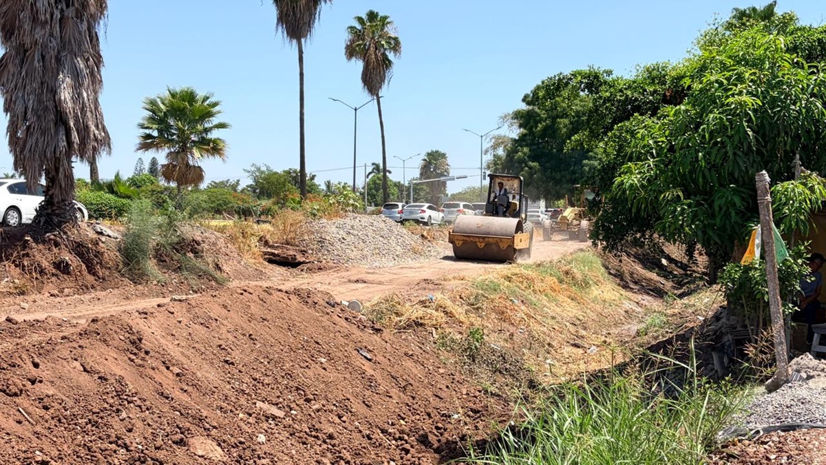Trabajos en dren cañero colindante con San Fernando, en Los Mochis