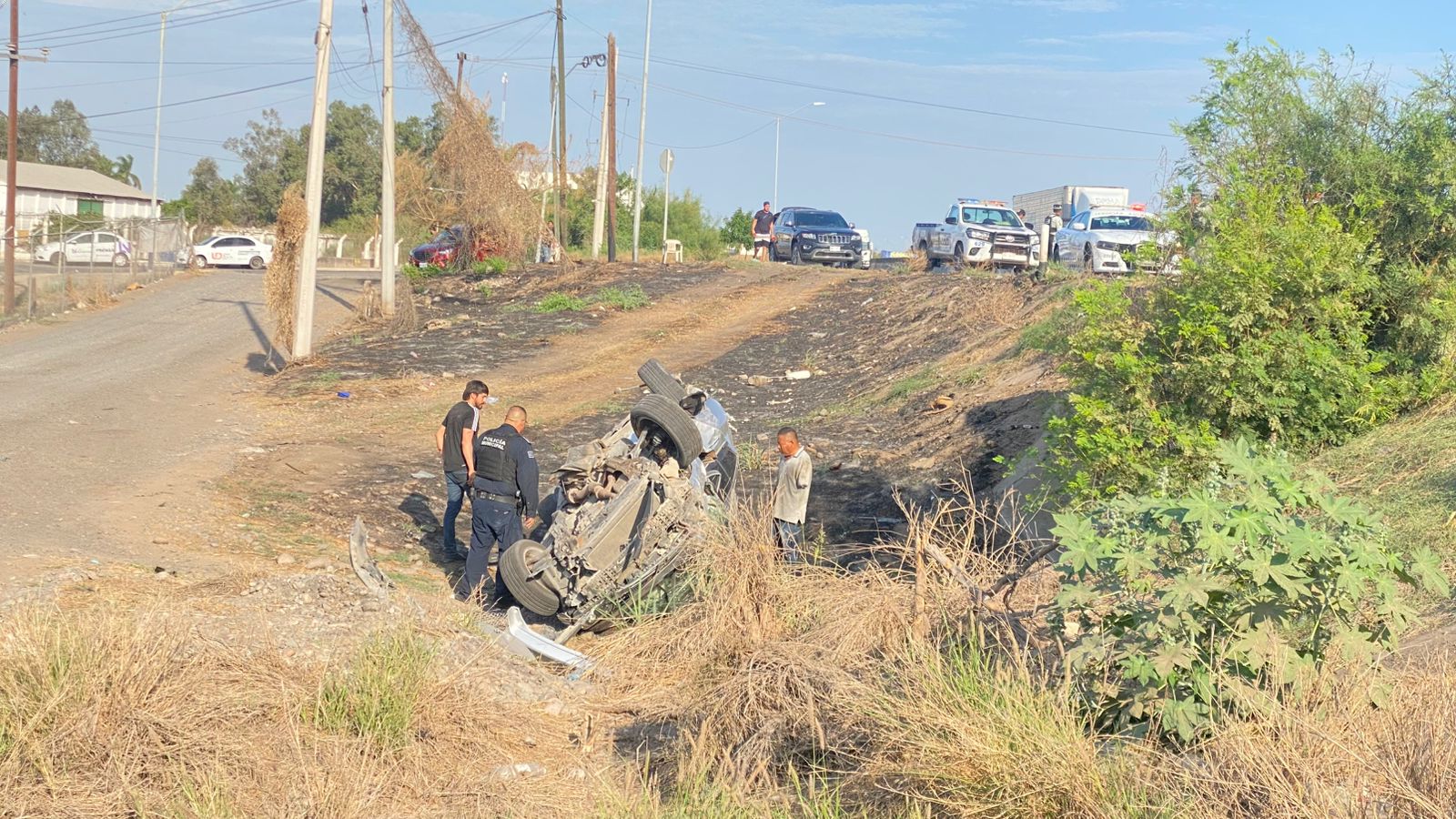 Vehículo vuelca tras ser chocado por tráiler en la México 15, en Guasave