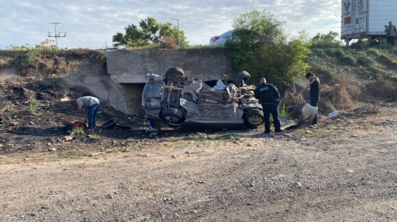Tráiler impacta vehículo y lo deja volcado sobre la México 15 en Guasave, Sinaloa