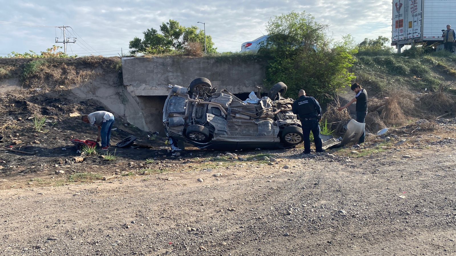 Vehículo vuelca tras ser chocado por tráiler en la México 15, en Guasave
