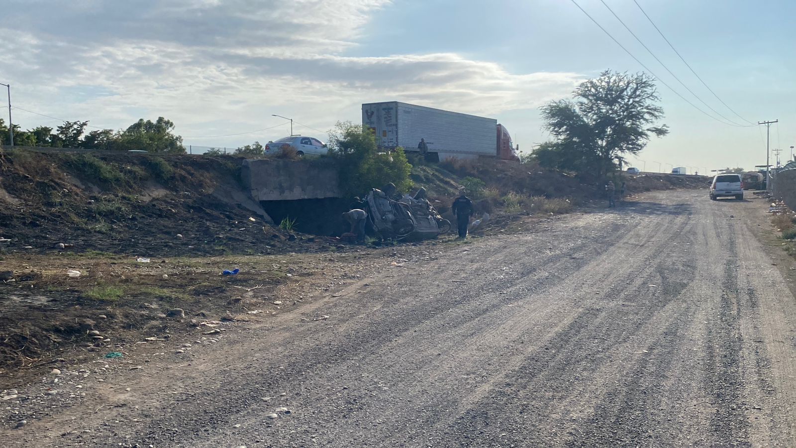 Vehículo vuelca tras ser chocado por tráiler en la México 15, en Guasave