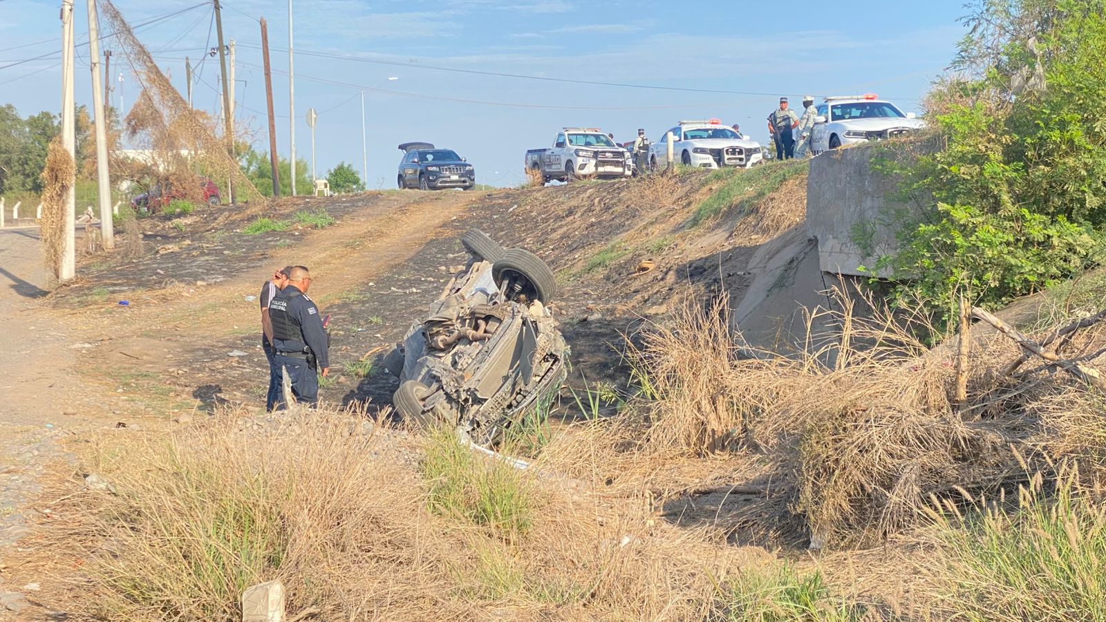 Vehículo vuelca tras ser chocado por tráiler en la México 15, en Guasave