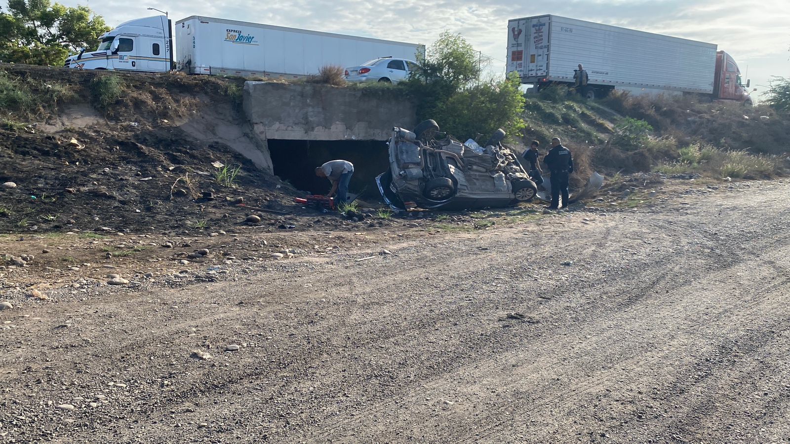Vehículo vuelca tras ser chocado por tráiler en la México 15, en Guasave