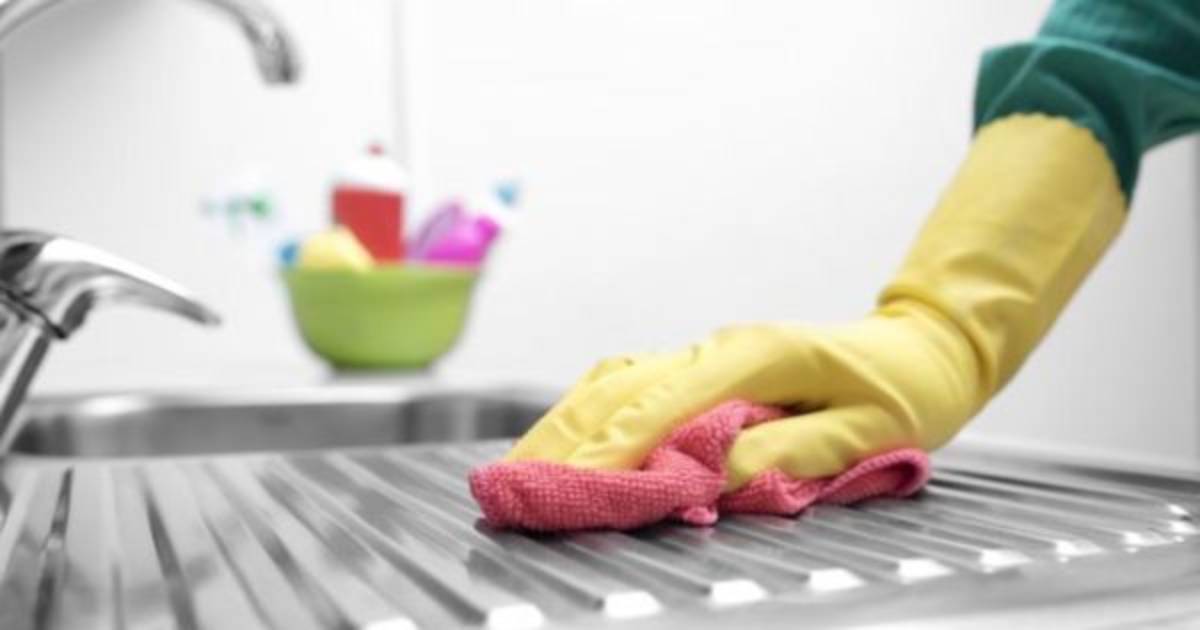 Olvida la lavadora: el truco casero para dejar los trapos de cocina como nuevos