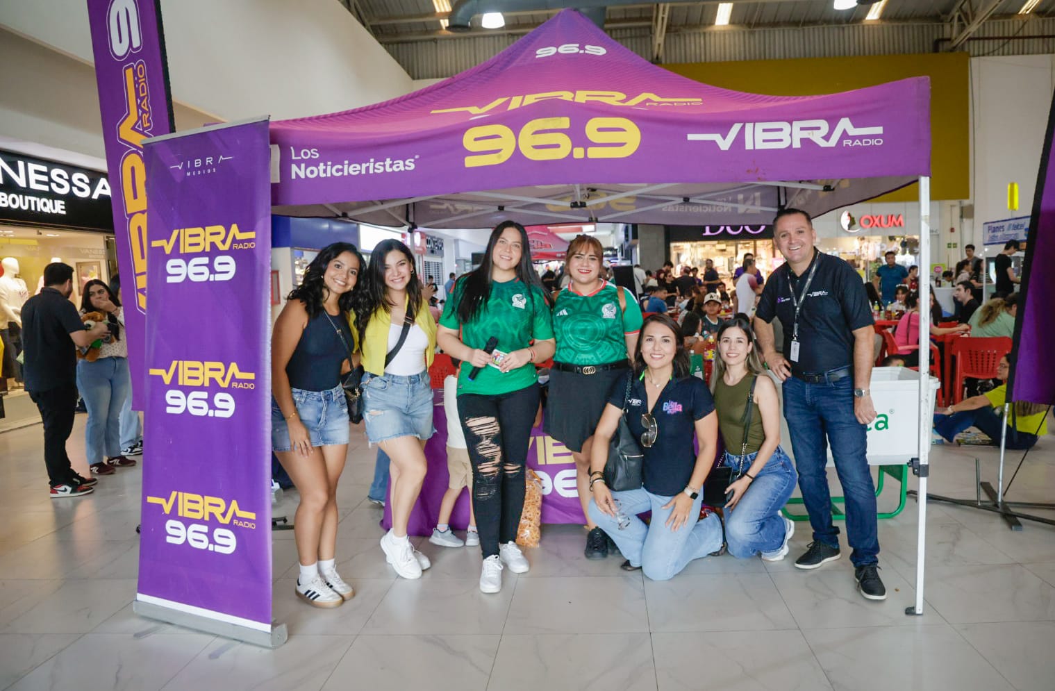 Lotería futbolera e intercambio de estampas del Mundial en Plaza Fiesta, Culiacán